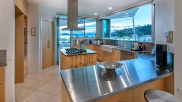 Luxury Apartment | Private kitchen | Full-sized fridge, microwave, oven, stovetop