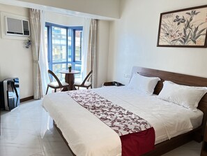 2 bedrooms, bed sheets - Deluxe Business Suite with Sea View (Manila)