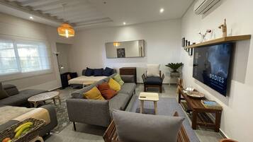 Elite Apartment, 3 Bedrooms, Accessible, Pool Access | Living area