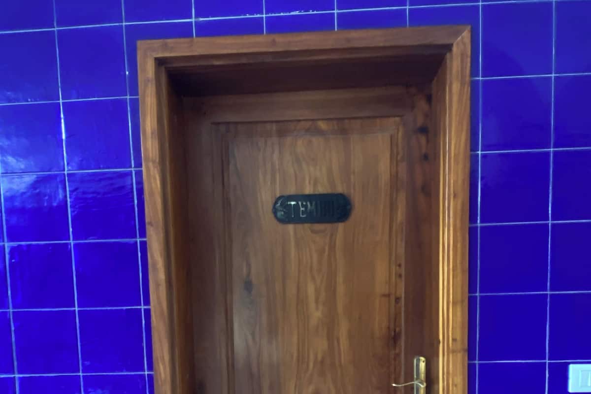 Una puerta de madera con un letrero que dice 'TEMPLE'.