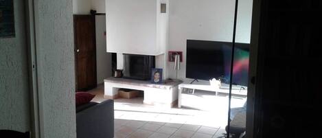 Smart-TV, DVD-Player, Tischfußball, Tischtennisplatte