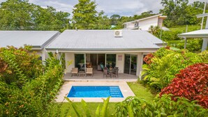 A house with a swimming pool surrounded by lush greenery. - Two bedroom. Ojochal. Private pool. Minutes to beach (Ojochal)