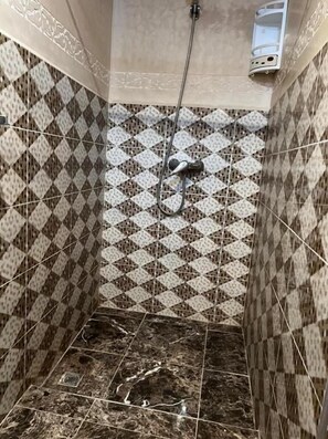 Comfort Quadruple Room | Bathroom | Free toiletries, hair dryer - Riad Elijah (Marrakech)