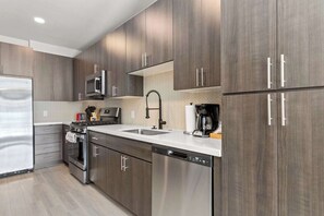 Fridge, microwave, oven, stovetop - Cozysuites PHX RORO Gym, Pool, Pets, Parking! #1 (Phoenix)