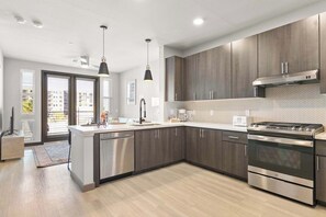 Fridge, microwave, oven, stovetop - CozySuites PHX RORO Gym, Pool, Pets, Parking! #2 (Phoenix)