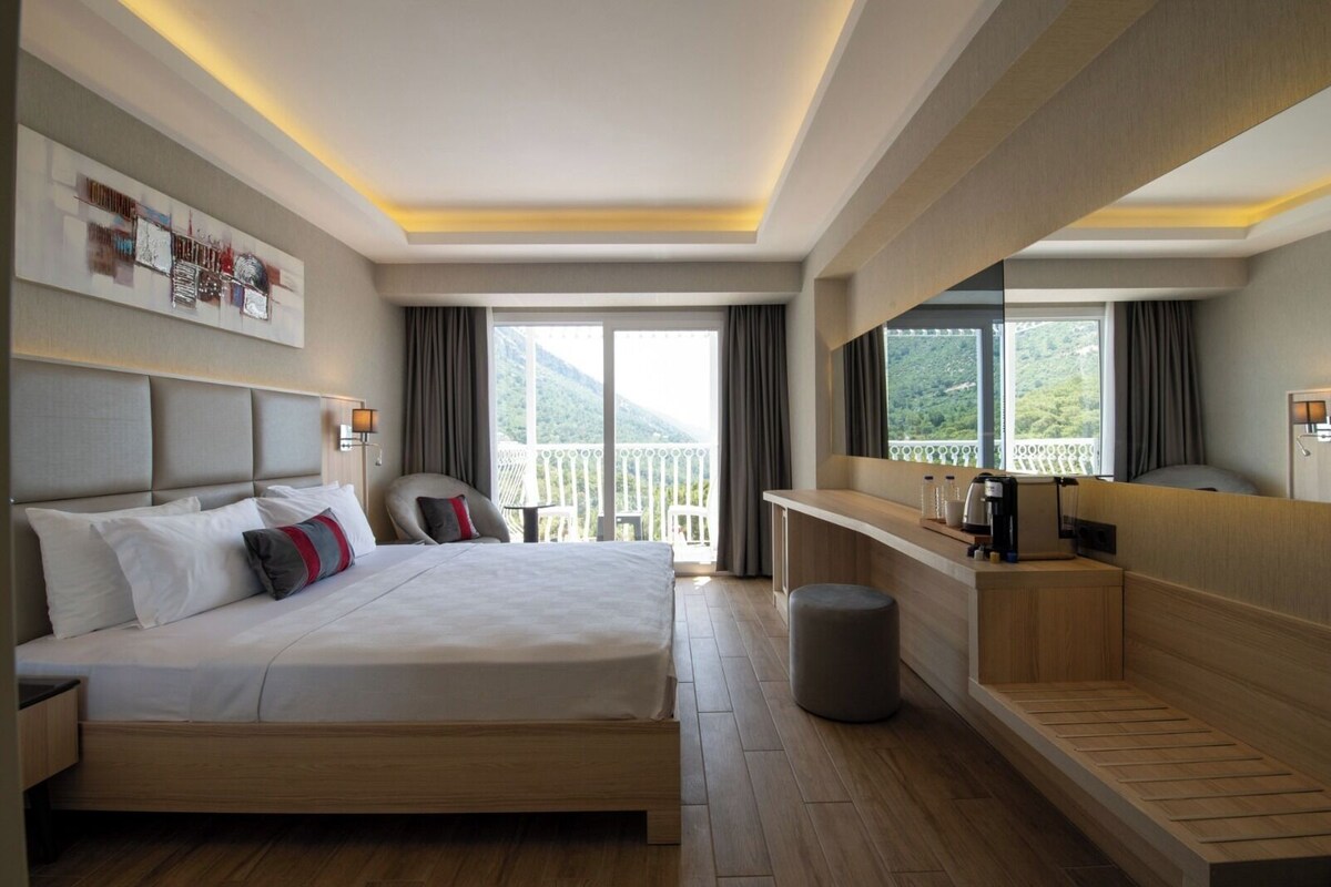 In-room safe, iron/ironing board, bed sheets