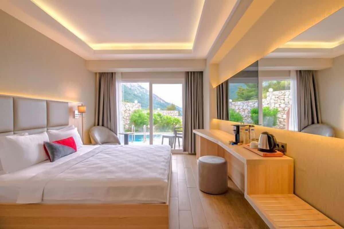 In-room safe, iron/ironing board, bed sheets