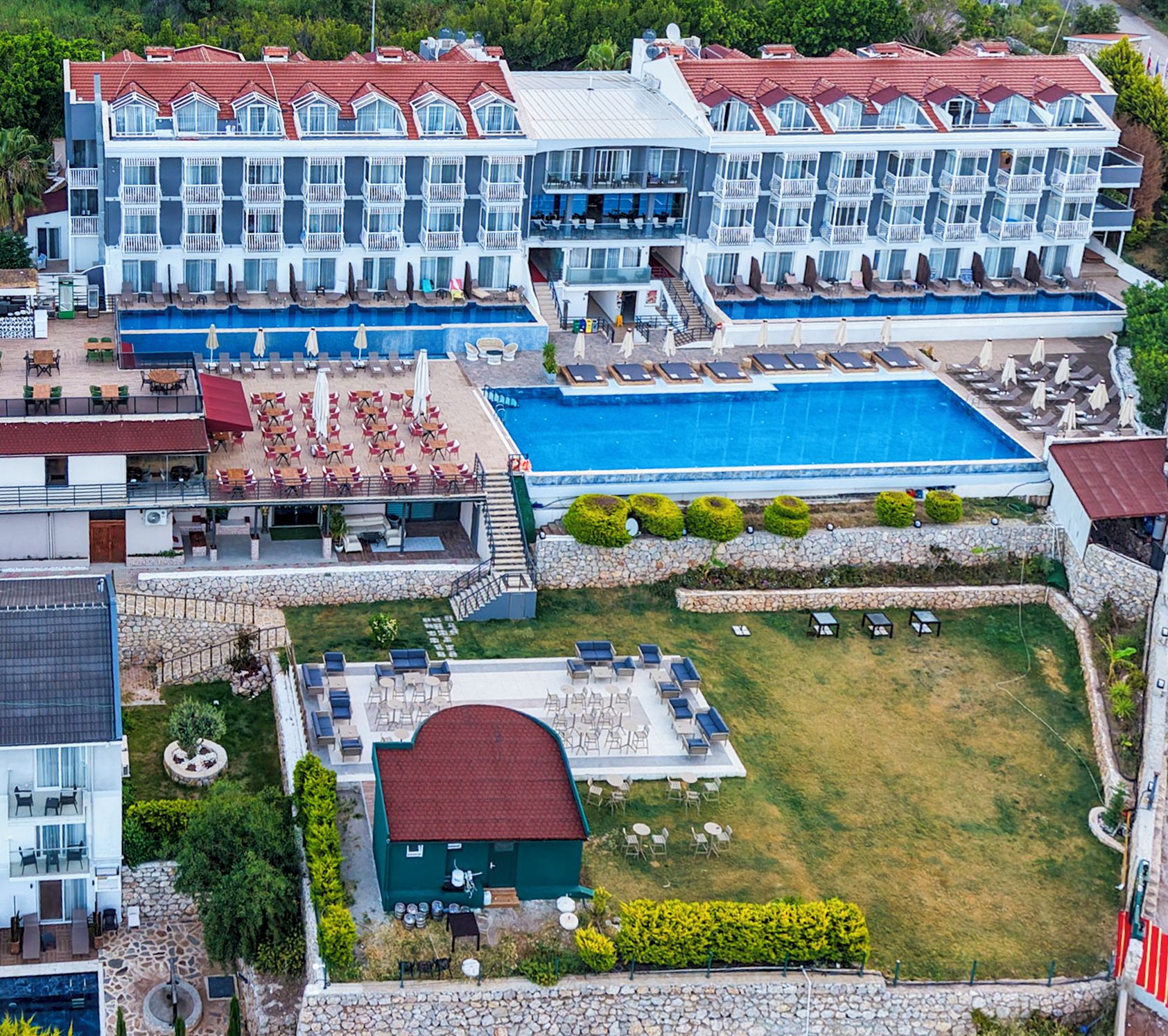 Un hôtel doté de nombreux balcons, d’une piscine et d’espaces de détente en plein air.