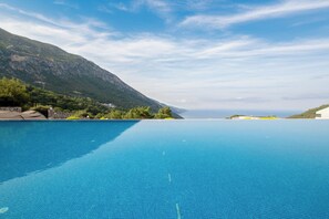 Seasonal outdoor pool - Ramada by Wyndham Fethiye Oludeniz (Fethiye)