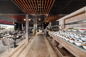 朝食 (ビュッフェ)、毎日提供 (無料)