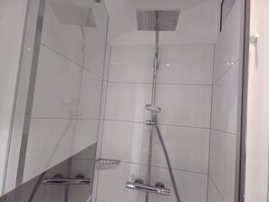 Chuveiro, secador de cabelo, toalhas de banho, sabonete