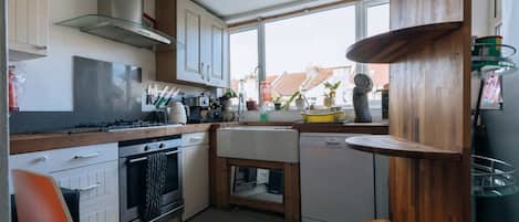 Perushuoneisto, useita sänkyjä | Yksityinen keittiö | Jääkaappi, mikroaaltouuni, uuni, liesi