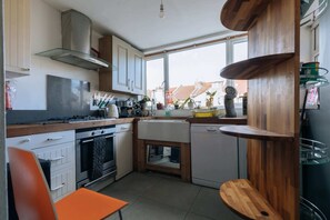 Appartement de base, Plusieurs lits | Cuisine privée | Réfrigérateur, four à micro-ondes, un four, surface de cuisson