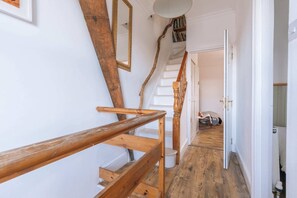 Apartamento básico, varias camas | Interior