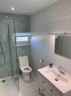 タオル、石鹸、トイレットペーパー