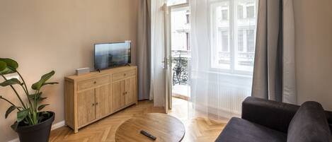 Family Apartment, 2 Bedrooms | Living area | 80-cm Smart TV with digital channels, Netflix, streaming services