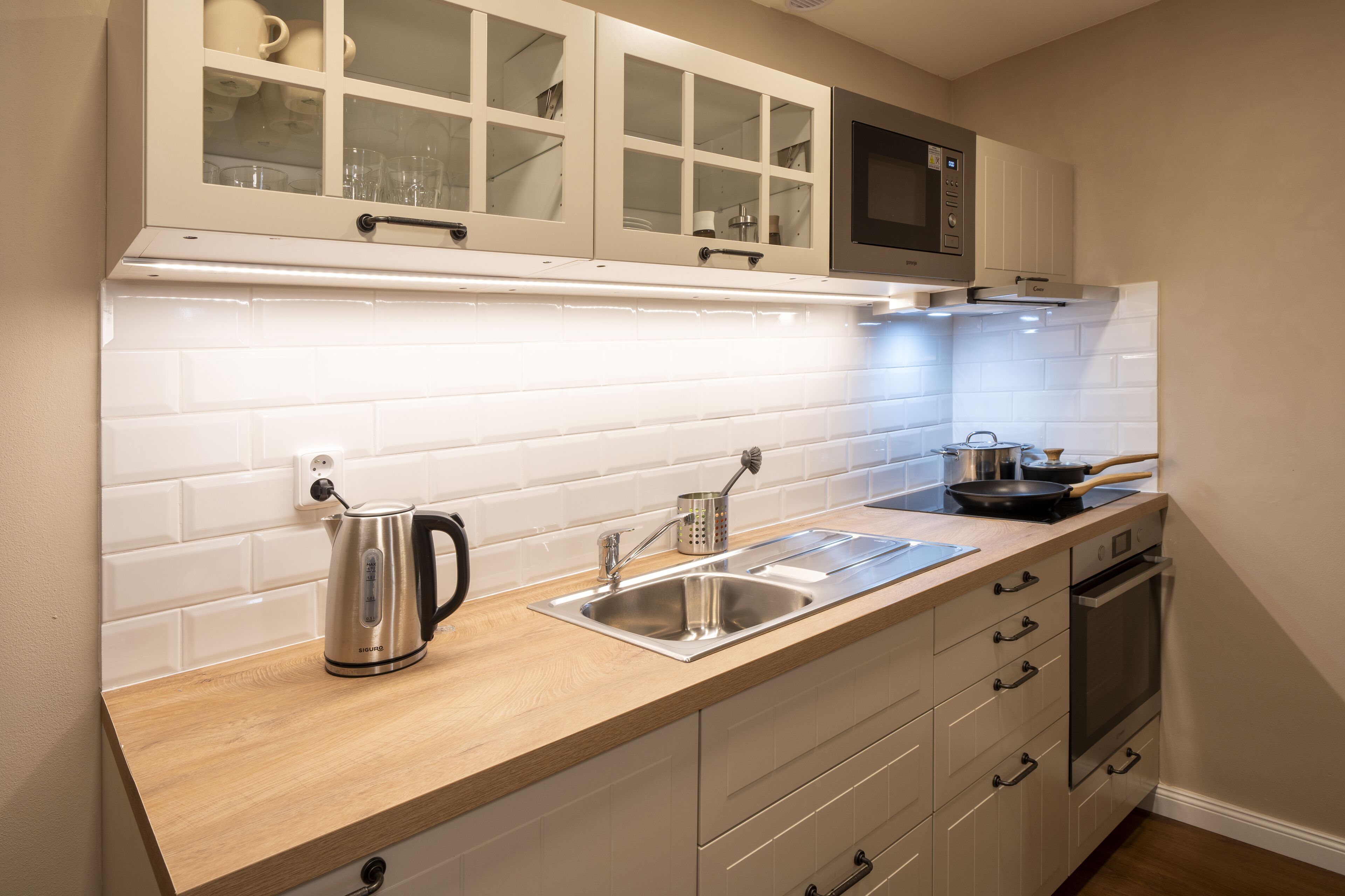 Junior Apartment, 1 Bedroom | Private kitchenette | Microwave, oven, stovetop, coffee/tea maker