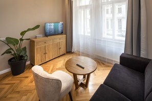 Familienapartment, 2 Schlafzimmer | Wohnbereich | 80-cm-Smart-TV mit Digitalempfang, Netflix, Streaming-Dienste