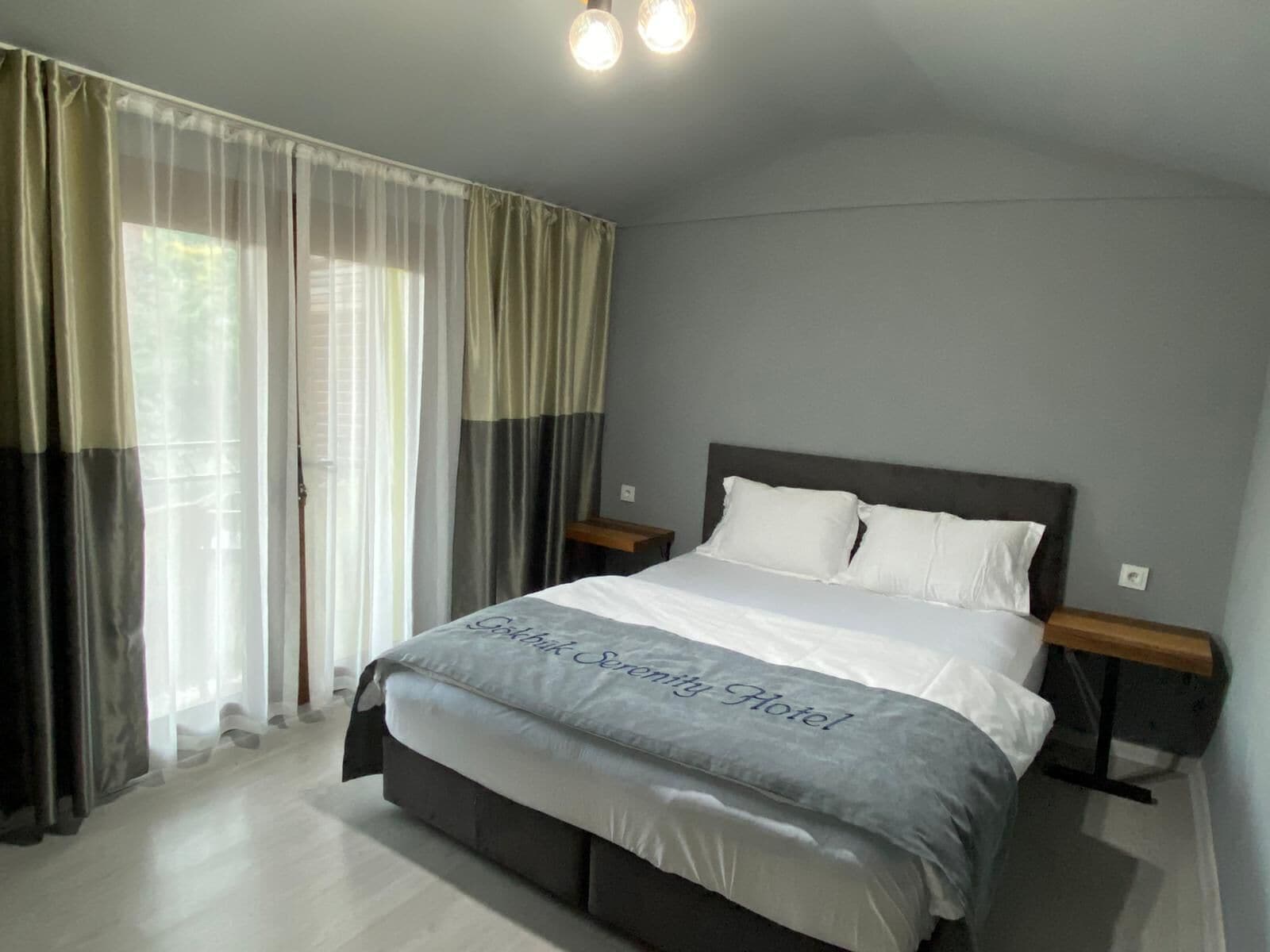 Standard-huone | Tallelokero huoneessa, työpöytä