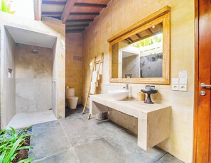 Dusche, Bidet, Handtücher, Seife