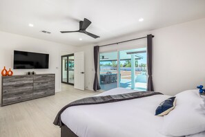 5 habitaciones, escritorio y tabla de planchar con plancha