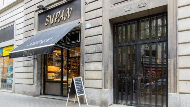 Une devanture de magasin avec une enseigne indiquant « SUPAN » et un auvent noir.