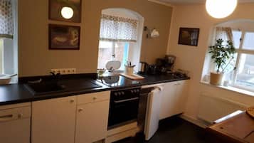 Kühlschrank, Wasserkocher, Toaster, Kochgeschirr/Geschirr/Besteck