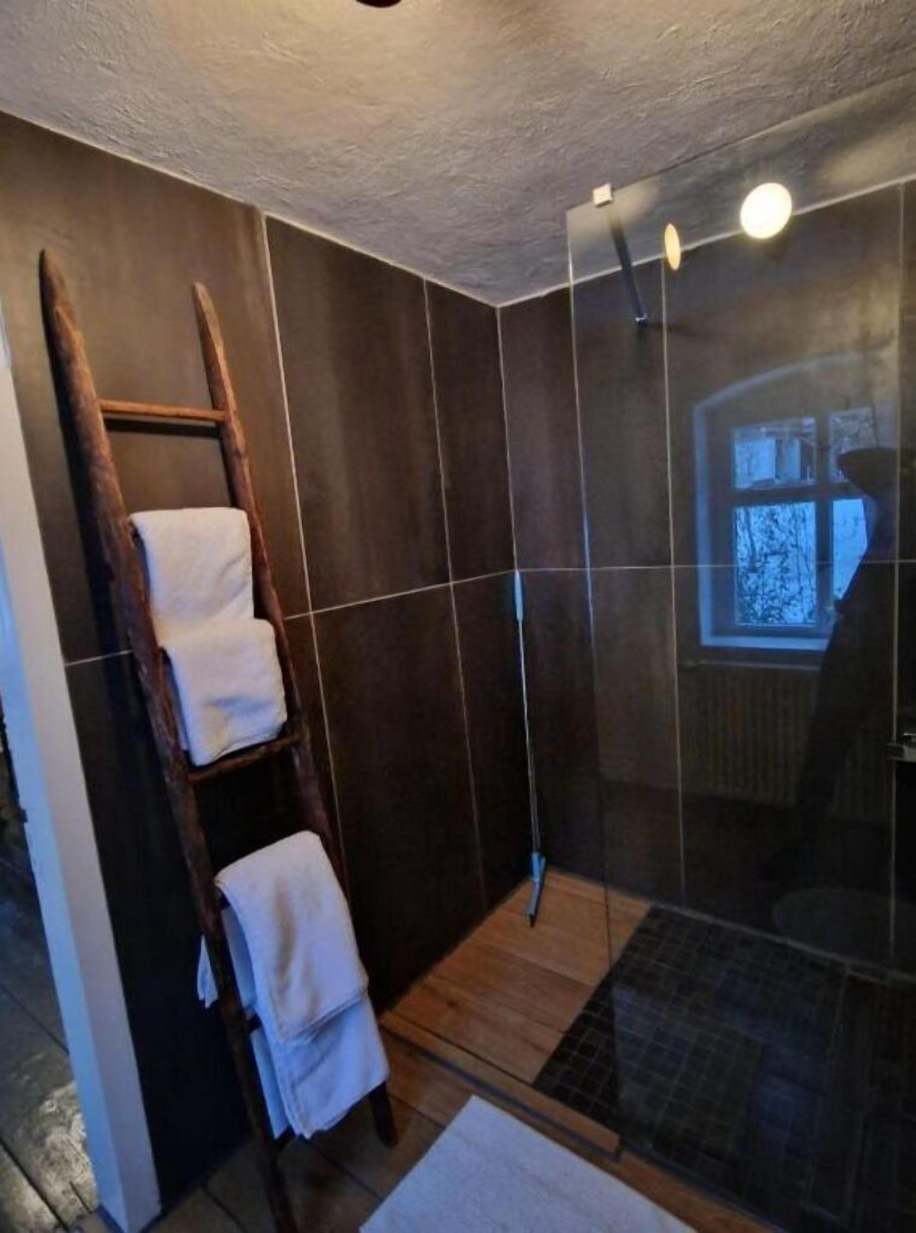 Dusche, kostenlose Toilettenartikel, Haartrockner, Handtücher