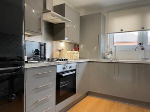 Réfrigérateur, un four, surface de cuisson, bouilloire électrique