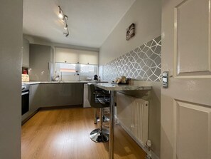 Kühlschrank, Ofen, Herdplatte, Wasserkocher