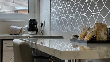 Fridge, oven, stovetop, electric kettle