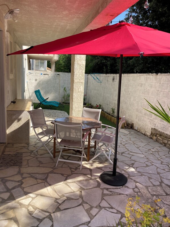 Outdoor dining - Appartement à Quelques pas de la Plage de Vallieres et du Centre de St Georges (Saint-Georges-de-Didonne)