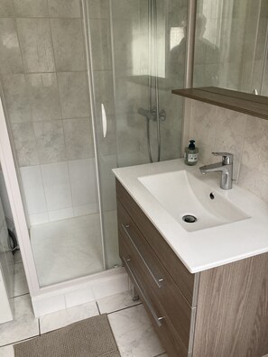 Dusche, Haartrockner, Handtücher, Toilettenpapier