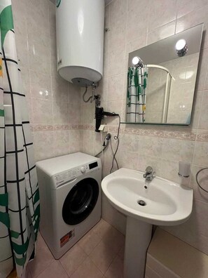 Family Apartment | Bathroom | Shower, hair dryer, towels, toilet paper