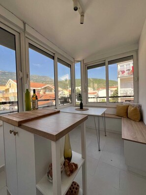 Appartement familial | Cuisine privée | Réfrigérateur, surface de cuisson, vaisselle et ustensiles