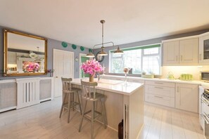 ثلاجة، ميكروويف، فرن، موقد طهي مسطح