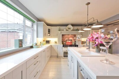 Oakville, entire luxury home, close beach, mountains & Dublin City, Adults Only