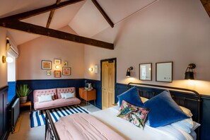 Superior Room | Egyptian cotton sheets, premium bedding, individually decorated - The Queen's Chew Magna (Bristol)