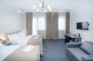 Desk, laptop workspace, blackout drapes, soundproofing - Hotel Best Tbilisi (Tbilisi)