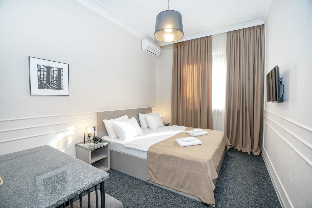 Standard Double Room | Una scrivania, postazione laptop, tende oscuranti, insonorizzazione