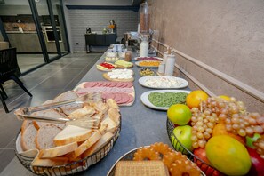 朝食 (ビュッフェ)、毎日提供 (1 名様 15 GEL)