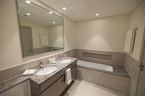 Apartamento executivo | Banheiro | Produtos de toalete grátis, secador de cabelo, toalhas de banho