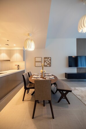 Executive appartement | Dineren in de kamer