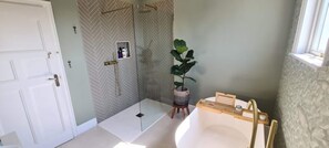 Hair dryer, towels, soap, toilet paper - Edwardian home in London (London)