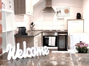 冷蔵庫、オーブン、コンロ、食器洗い機