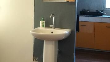 Asciugacapelli, asciugamani, sapone, carta igienica