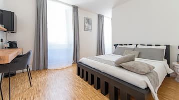 Deluxe-dobbeltværelse | Premium-sengetøj, dundyner, senge med madrasser af memory foam, minibar