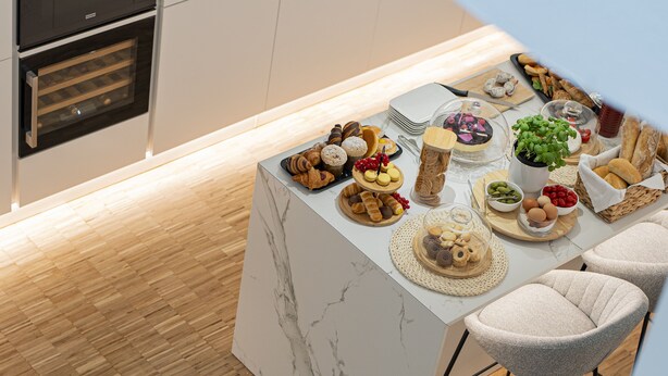Una cocina moderna con electrodomésticos integrados y una barra desayunadora.