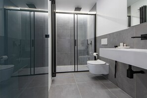 Premium Double or Twin Room | Bathroom | Shower, rainfall showerhead, free toiletries, hair dryer - Cavaedium Guest House (Arona)