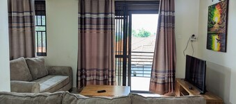 Beautiful apartment,24hr security, unlimited WiFi, airport pick/drop at half px 